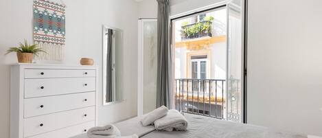 2 عدّة غرف نوم وواي فاي وملاءات أسرّة