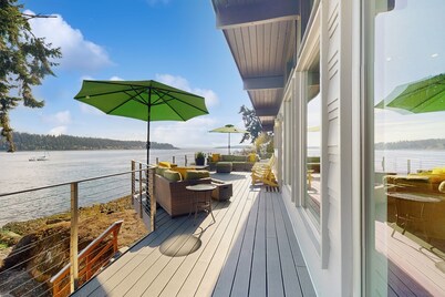 Waterfront home with a full kitchen, gas fireplace, W/D, & kayaks  - views