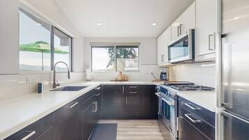 雪櫃、微波爐、焗爐、爐具