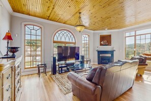 تلفزيون، مدفأة، ألعاب فيديو، مشغل دي في دي