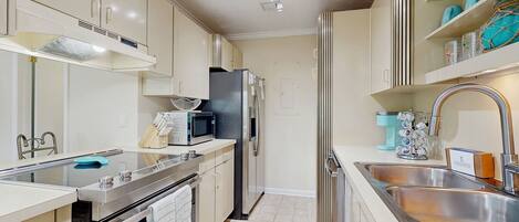 Réfrigérateur, micro-ondes, four, plaque de cuisson