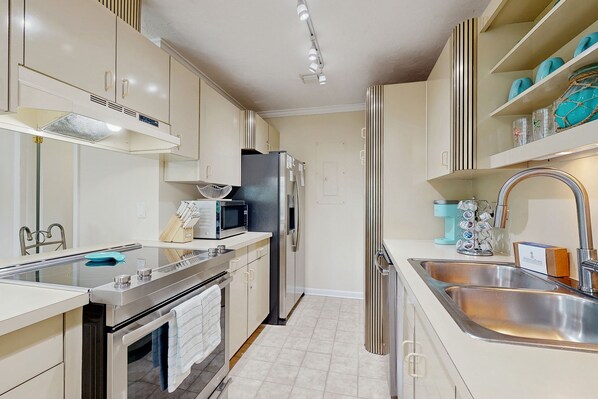 Réfrigérateur, four à micro-ondes, un four, surface de cuisson