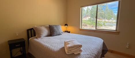 4 bedrooms, iron/ironing board, Internet, bed sheets