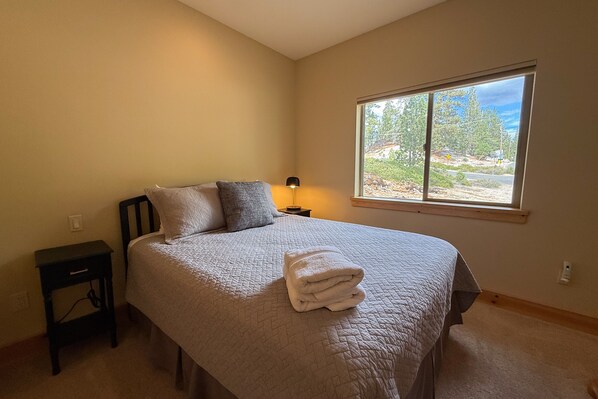 4 bedrooms, iron/ironing board, internet, bed sheets