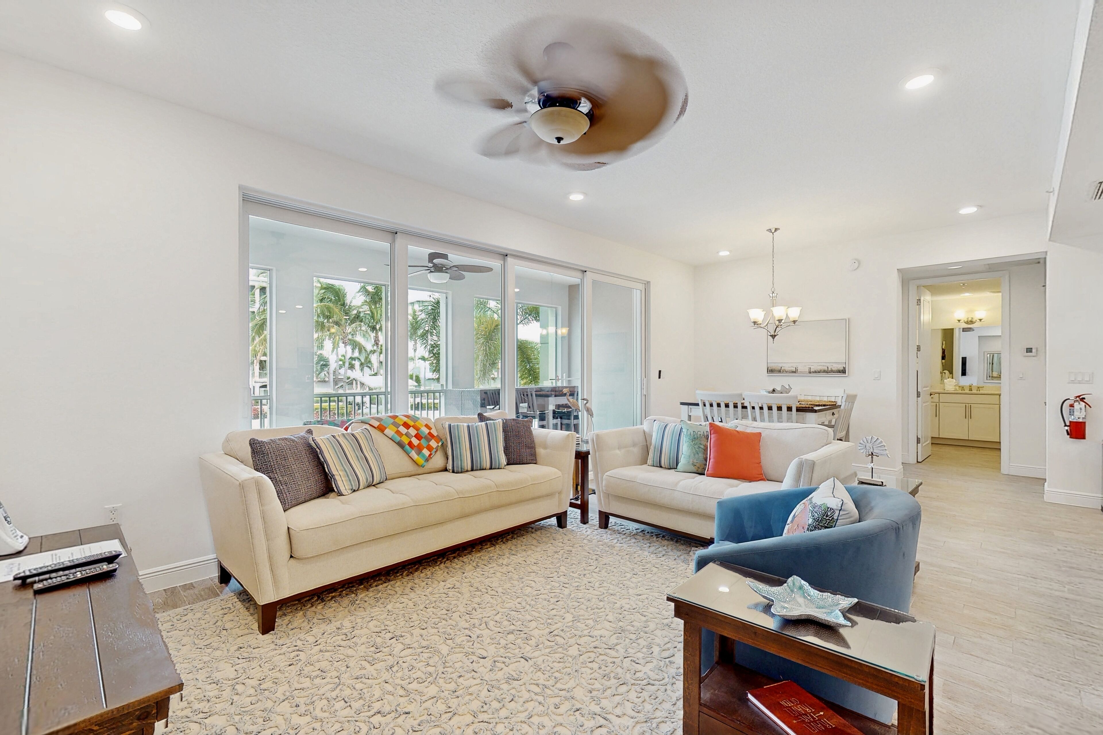 テレビ、DVD プレーヤー