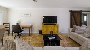 Televisión y oficina 