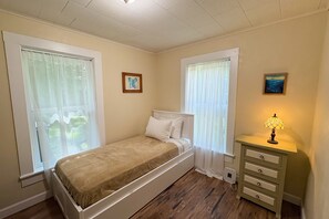 2 bedrooms, internet, bed sheets