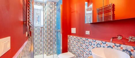 Shower, free toiletries, hair dryer, bidet