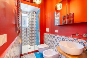Dusche, kostenlose Toilettenartikel, Haartrockner, Bidet