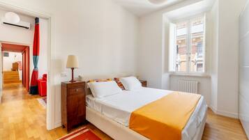 3 Schlafzimmer, Schreibtisch, Bügeleisen/Bügelbrett