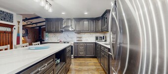 House right on the lake w/ hot tub, kayak, SUP & games - great location