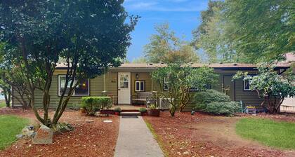 House right on the lake w/ hot tub, kayak, SUP & games - great location