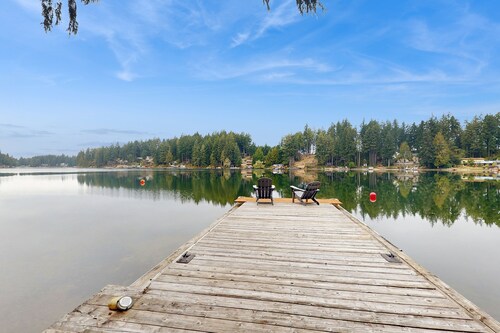 House right on the lake w/ hot tub, kayak, SUP & games - great location