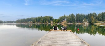 House right on the lake w/ hot tub, kayak, SUP & games - great location