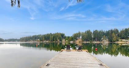 House right on the lake w/ hot tub, kayak, SUP & games - great location