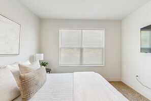2 bedrooms, Internet, bed sheets - Contemporary Kalispell condo for adventure lovers, pet friendly and WiFi (Kalispell)