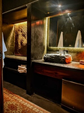 Sturta, handklæði, sápa, sjampó