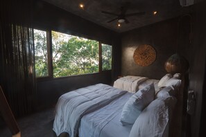 Caja de seguridad en la habitación, cortinas blackout y insonorización 