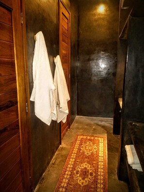 Regadera, toallas, jabón, shampoo 