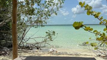 Playa privada, playa de arena blanca y camas de playa gratuitas
