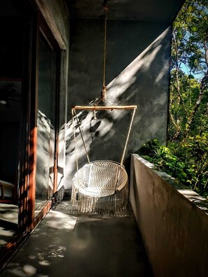 Peti besi dalam bilik, langsir/tirai gelap terus, kalis bunyi 