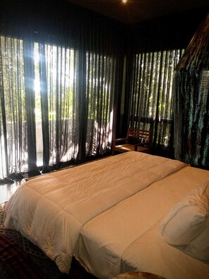 Caja de seguridad en la habitación, cortinas blackout y insonorización 