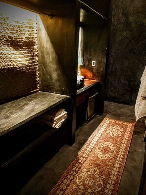 淋浴设施、毛巾、肥皂、洗发水