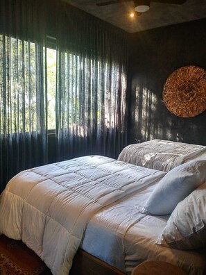 Värdeförvaringsskåp på rummet, mörkläggningsgardiner och ljudisolering