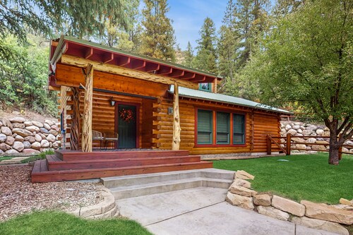 Mountain home with gas fireplace, dog-friendly and outdoor deck with BBQ