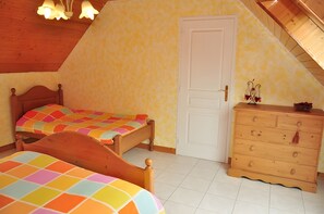 2 bedrooms, iron/ironing board, WiFi, bed sheets