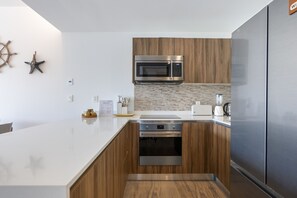 Réfrigérateur, four à micro-ondes, un four, surface de cuisson