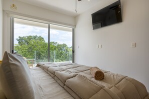 2 bedrooms, iron/ironing board, internet, bed sheets