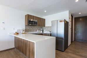 Kühlschrank, Mikrowelle, Ofen, Herdplatte