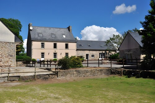 Gite 2 - Lopéau Holiday Homes with Pool and Spa