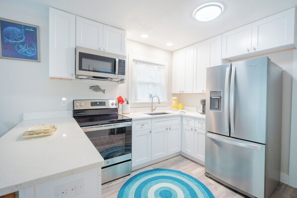 Jääkaappi, mikroaaltouuni, uuni, liesi