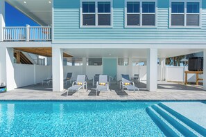 حمّام سباحة مُدفَّأ