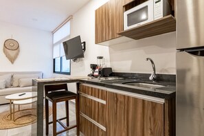 Réfrigérateur, four à micro-ondes, surface de cuisson, cafetiÚre-théiÚre