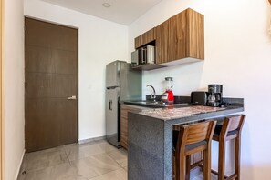 Réfrigérateur, four à micro-ondes, surface de cuisson, cafetière-théière