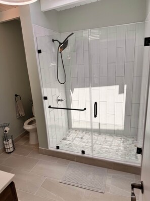 Dusche, Haartrockner, Bidet, Handtücher