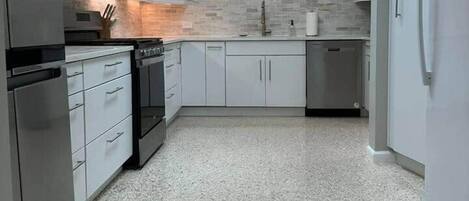 Frigorífico, microondas, horno y placa de cocina