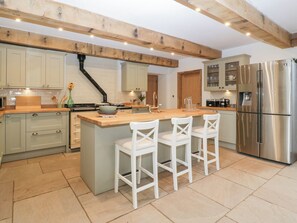 Dishwasher, cookware/dishes/utensils - Two Parks Barn (Ross-on-Wye)