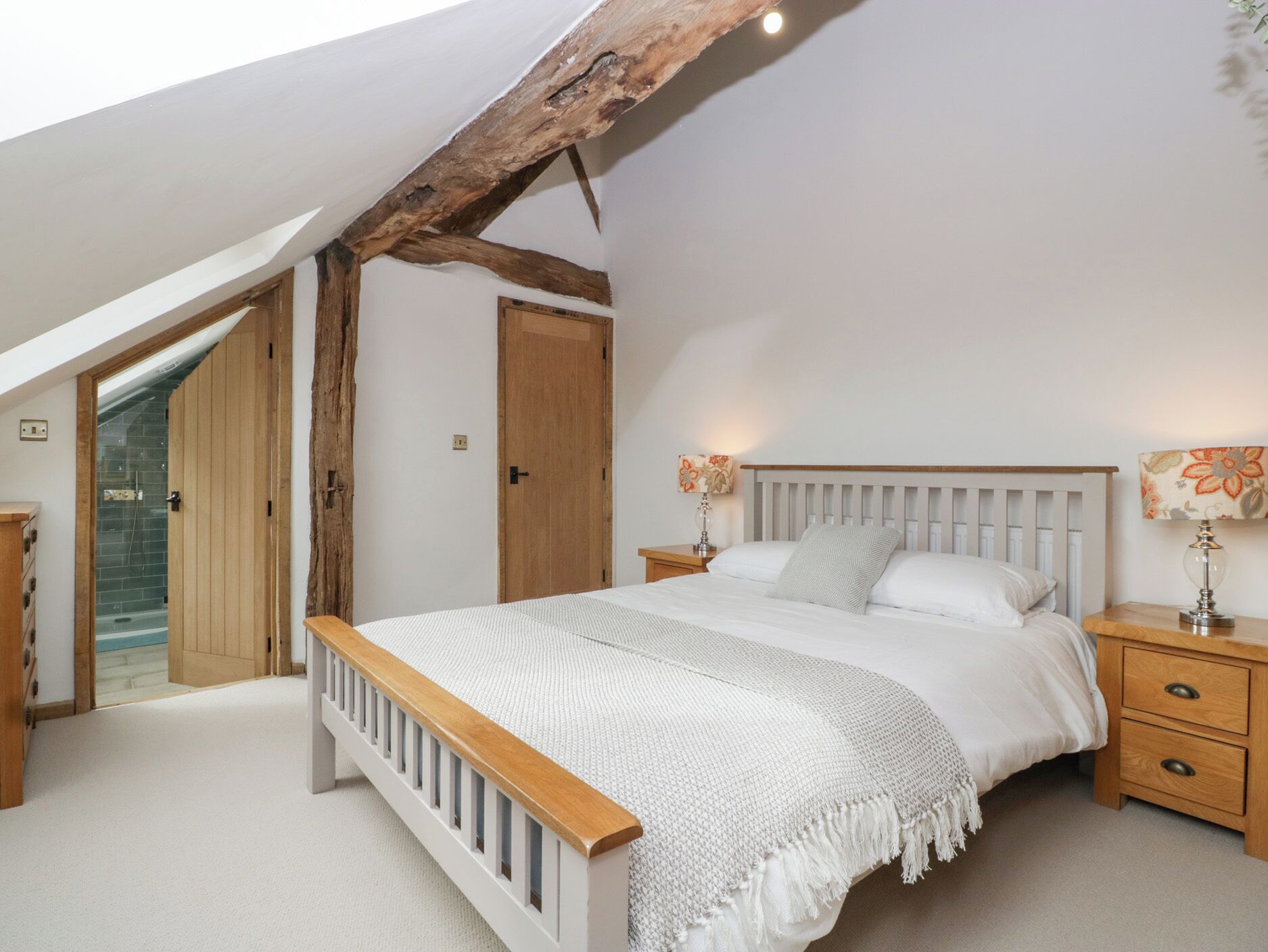 5 camere, con stile personalizzato, con arredamento individuale