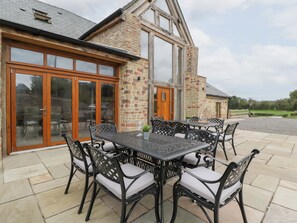 Outdoor dining - Two Parks Barn (Ross-on-Wye)