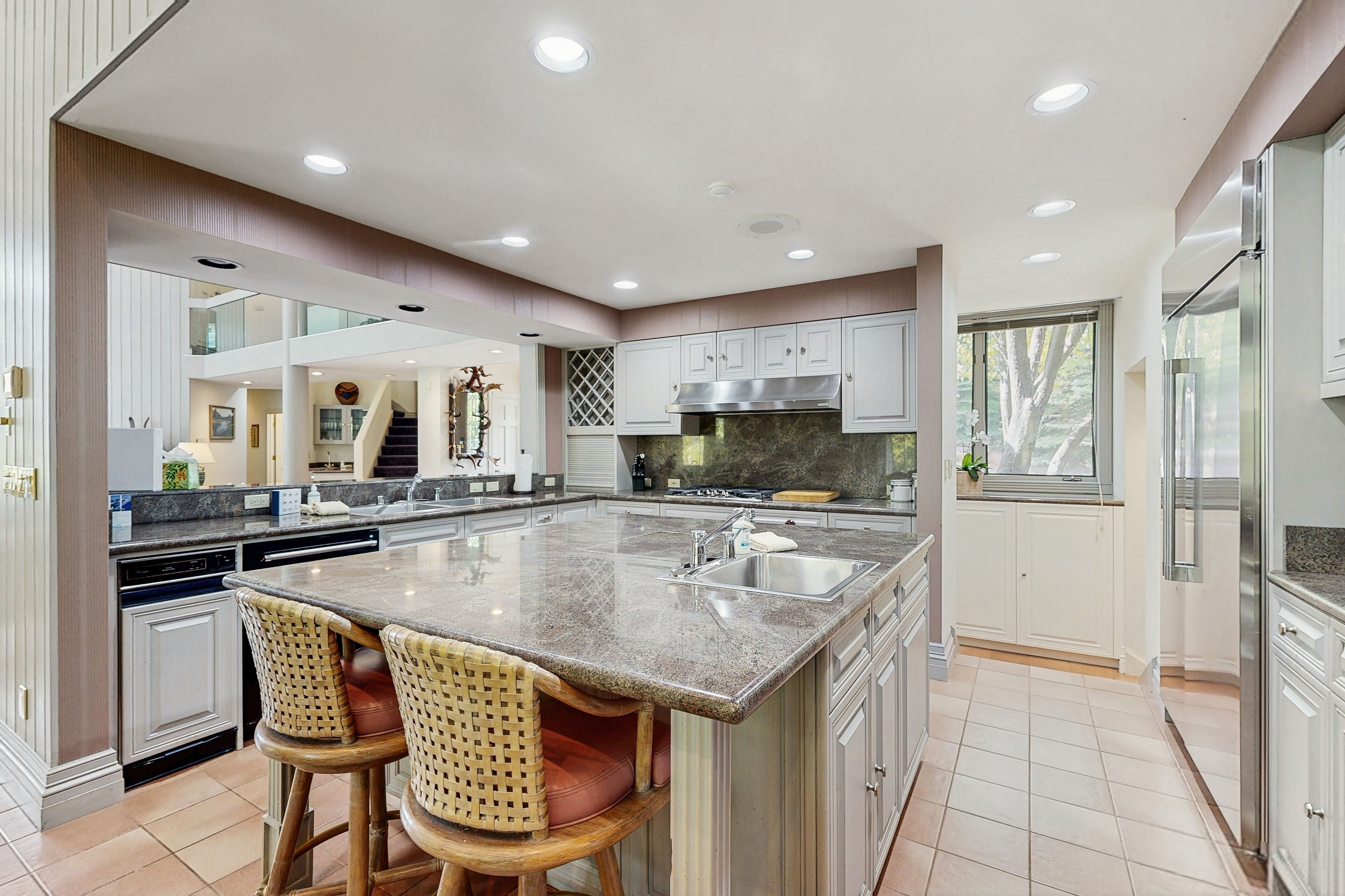 冷蔵庫、電子レンジ、オーブン、コンロ