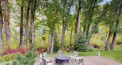 Luxurious mountain home with private hot tub, wood fireplace, and bus to slopes