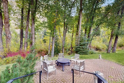 Luxurious mountain home with private hot tub, wood fireplace, and bus to slopes