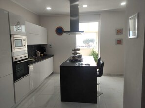 Mikrobølgeovn, ovn, kokeplater og oppvaskmaskin