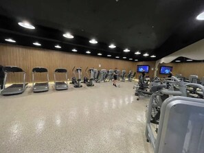 Ein Fitnessstudio mit Laufbändern, Ergometer und Krafttrainingsgeräten.