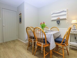Cottage | Dining - The Cottage On The Green (Porthmadog)