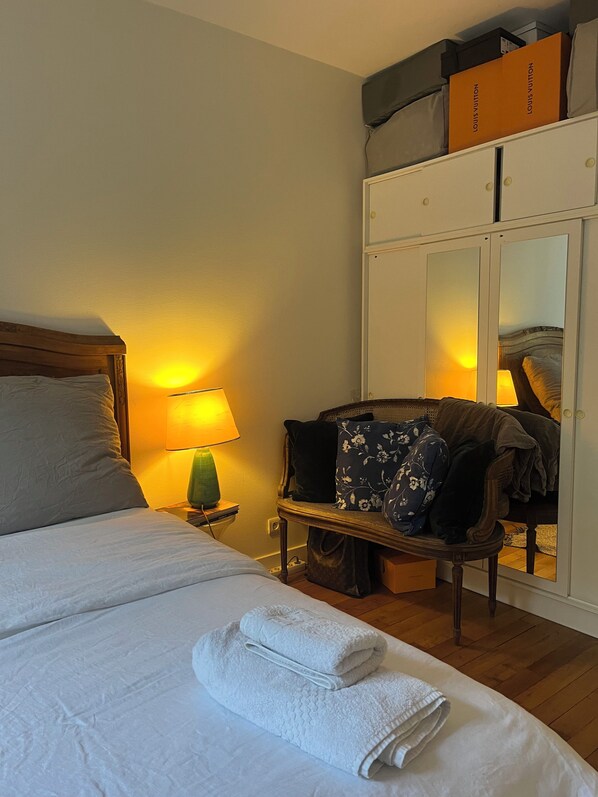 1 habitación, tabla de planchar con plancha, wifi gratis y ropa de cama